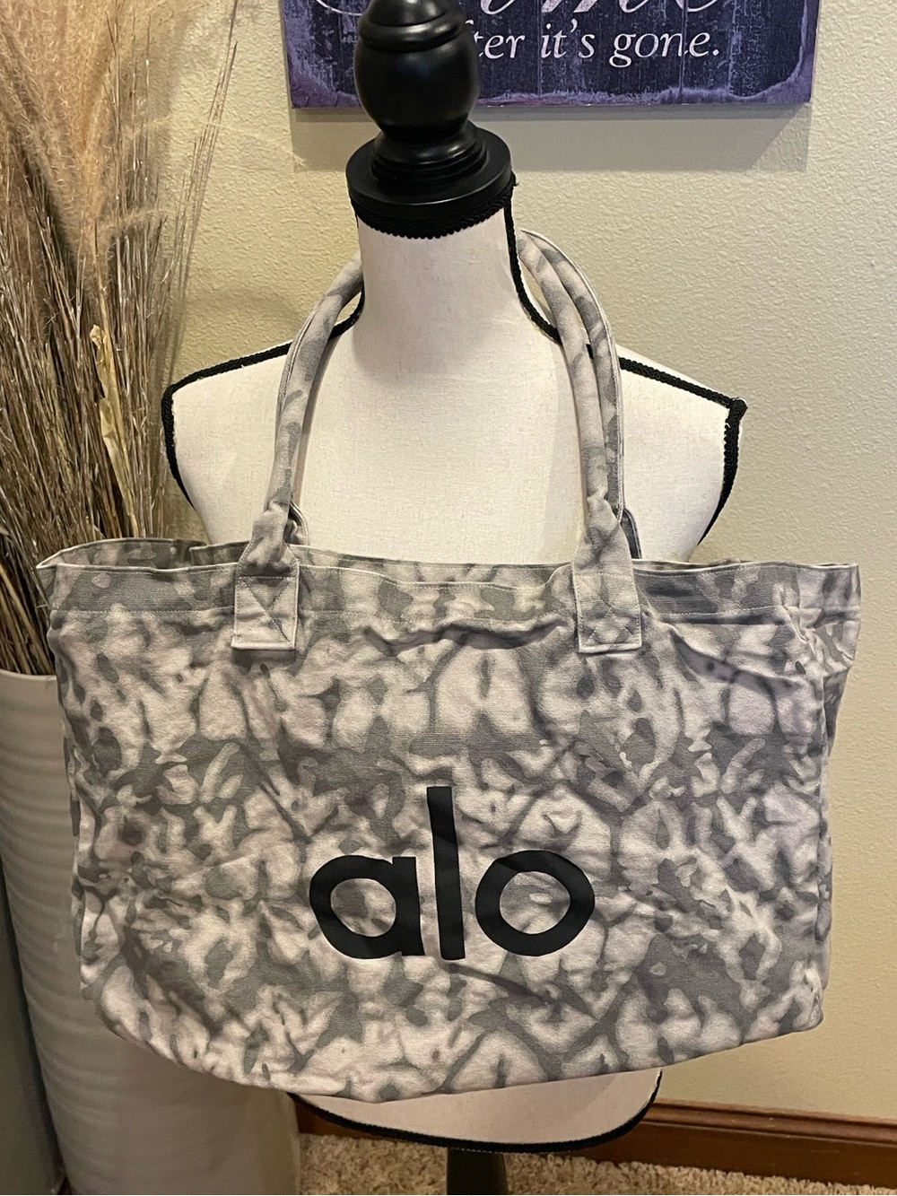 ALO Yoga Tie Dye Gray Shopper Oversized Beach Tote Bag Gray & Black - Picture 4 of 9